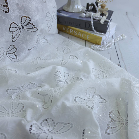 Beyaz, minik pullu, fisto dantel EN: 135 cm