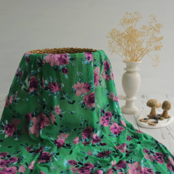 Yeşil üzerine pembe çiçekli yakma ipek kumaş EN: 135 cm